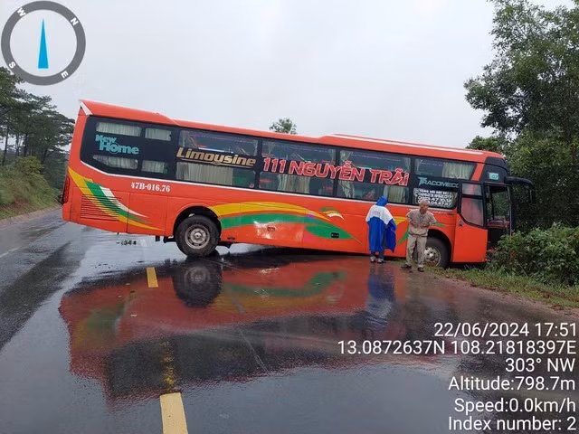 Dak Lak: Canh bao TNGT khi luu thong tren duong Ho Chi Minh mua mua-Hinh-2