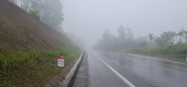 Đắk Lắk: Cảnh báo TNGT khi lưu thông trên đường Hồ Chí Minh mùa mưa - Hình 3 Dak Lak: Canh bao TNGT khi luu thong tren duong Ho Chi Minh mua mua-Hinh-3