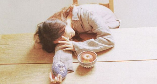 Mệt mỏi. Mệt mỏi liên quan đến tim mạch khác với mệt mỏi do làm việc quá sức. Nó diễn ra hàng ngày dù bạn vẫn ăn uống, nghỉ ngơi hợp lý. Tình trạng này xảy ra do các động mạch trở nên hẹp hơn khiến lưu lượng máu chảy về tim giảm mạnh. Vì vậy, nếu thường xuyên cảm thấy mệt mỏi giống như mất hết năng lượng thì bạn nên nhanh chóng thăm khám sức khỏe để tìm ra căn nguyên vấn đề.