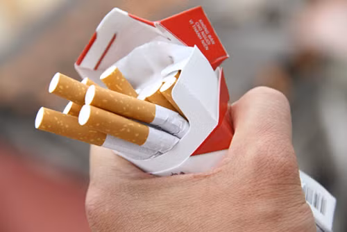 Bên cạnh việc dùng thuốc, điều chỉnh thói quen sinh hoạt cũng góp phần đẩy lùi bước tấn công của bệnh tim. Chính chế độ ăn không đảm bảo dinh dưỡng, lười vận động kết hợp thói quen uống rượu và hút thuốc là nguyên nhân chính gây bệnh tim tại Mỹ.