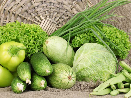 Việc ăn nhiều rau bina, cải bắp, súp lơ xanh giúp bạn nhận được nhiều dưỡng chất cần thiết cũng như mang lại cảm giác no lâu hơn, không màng đến các đồ ăn vặt.