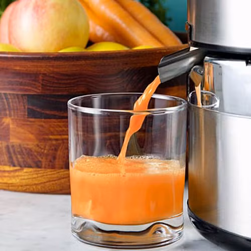 Uống nước trái cây. Nước cùng dưỡng chất trong các loại nước ép có khả năng thanh lọc cơ thể, tống độc tố ra ngoài giúp cơ thể khỏe mạnh, chống chọi với bệnh tật. Vì vậy, bạn nên lựa chọn cải xoăn, súp lơ xanh, táo, rau mùi tây, dưa chuột, cà rốt, chanh và bạc hà để chế biến nước ép. Nếu không có thời gian, nên đảm bảo bổ sung rau quả trong các bữa ăn hàng ngày.