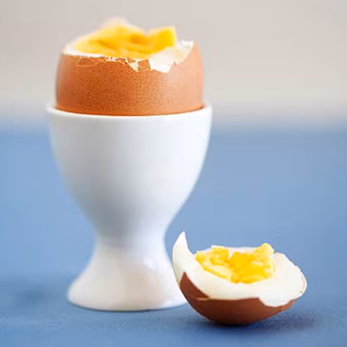 Tăng cường đồ ăn giàu protein. Bổ sung lượng protein quá ít trong bữa ăn hàng ngày dễ dẫn tới tình trạng suy giảm hệ miễn dịch. Chính vì vậy, bạn nên thêm cá, trứng và sữa chua trong chế độ ăn để đảm bảo sức khỏe.