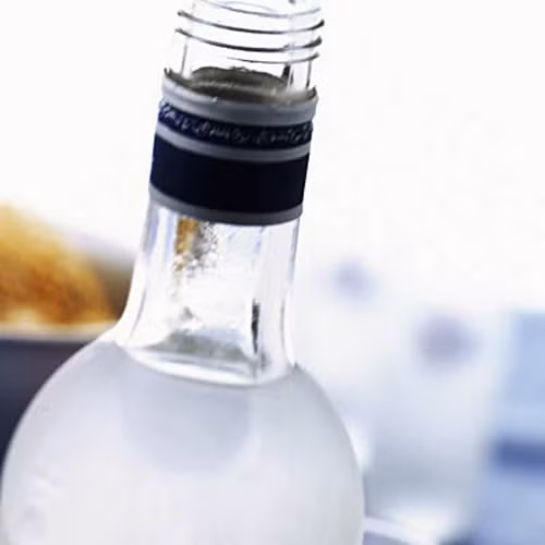 Nếu không có sẵn khăn lau kháng khuẩn, xà phòng và nước sạch để rửa tay, bạn có thể tận dụng chút rượu vodka để khử trùng. Chính nồng độ cồn cao trong vodka khiến nó trở thành “khắc tinh” của vi khuẩn gây bệnh.