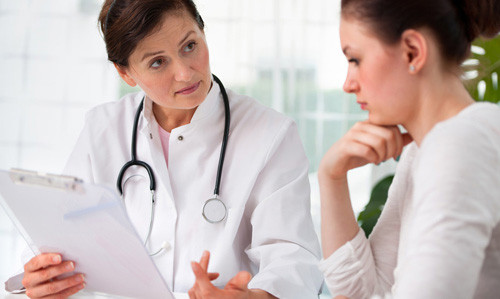 Nên lắng nghe ý kiến từ nhiều chuyên gia. Nghe ý kiến từ nhiều chuyên gia không đồng nghĩa với việc không tin tưởng chuyên môn của họ. Lắng nghe giúp bạn có thể chủ động hơn trong quá trình điều trị.