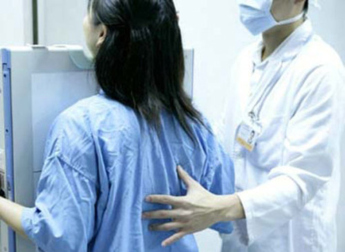 Mỗi bệnh nhân ung thư có cách phản ứng khác nhau trong quá trình điều trị. Thời điểm phát hiện bệnh cũng có ý nghĩa quan trọng trong việc quyết định khả năng điều trị thành công. Điều này đồng nghĩa với việc bạn nên tham khảo ý kiến của bác sĩ để hiểu rõ tình trạng sức khỏe mình thay vì lo lắng không có cơ sở.