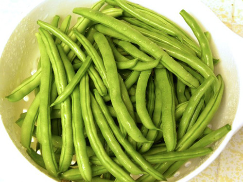 Đậu. Chỉ cần ăn khoảng ½ bát đậu xanh cũng có thể đáp ứng 10% nhu cầu sắt mỗi ngày. Đặc biệt, đậu xanh còn cung cấp lượng lớn protein, magie, phốt pho và kẽm cần thiết cho cơ thể.