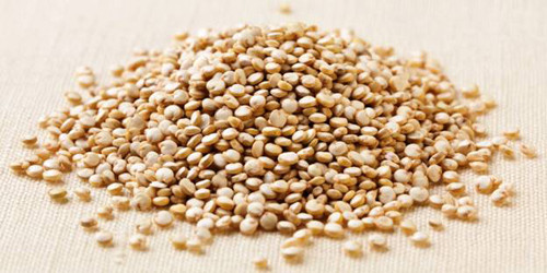 Hạt Quinoa. Quinoa là một trong những thực phẩm dinh dưỡng cao từ Nam Mỹ đã từng được coi là "vàng của người Inca". Bên cạnh lượng lớn gluten và protein, quinoa còn chứa khá nhiều sắt. Ước tính ăn một tách quinoa nấu chín có thể cung cấp khoảng 15% nhu cầu sắt mỗi ngày.