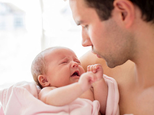 Nếu không phải do chấn thương, bạn nên bình tĩnh bế bé lên rồi nựng, dỗ trẻ nín khóc. Lời nói của bố luôn khiến bé cảm thấy gần gũi. Khi ấy, bố hãy cười với bé để bé cảm nhận được sự che chở, vỗ về của bố.