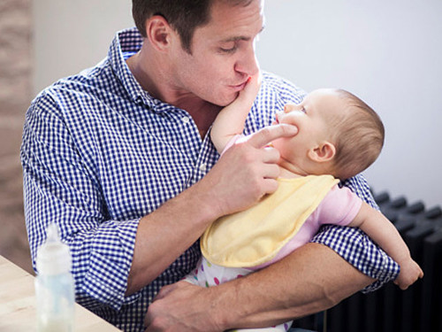 Đôi khi bé khóc vì những thứ diễn ra xung quanh khiến bé sợ hãi, lo âu. Hãy thử tăng cường ánh sáng nếu trời tối, giảm tiếng động,… để xem phản ứng của bé.