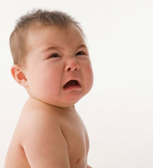 Nếu như bé đột nhiên khóc, bạn nên kiểm tra liệu bé có bị tổn thương trong lúc chơi đùa hay không. Có thể một chú kiến đã cắn bé rất đau hoặc bị vật nặng đè vào chân tay.