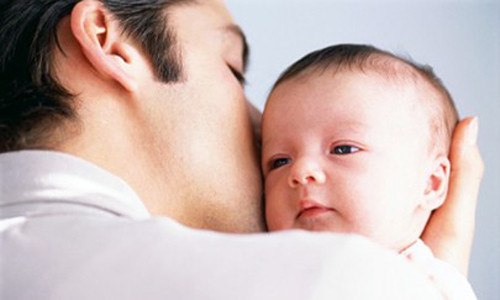 Những động tác tiếp xúc của bạn với cơ thể bé luôn khiến bé có phản ứng và tạo cho bé cảm giác được yêu thương và che chở, xoa đầu bé, vuốt nhẹ nhàng mái tóc bé vừa có tác dụng dỗ bé nín khóc, vừa xoa dịu những biểu hiện khó chịu của bé, làm bé thoải mái và dễ đi vào giấc ngủ.