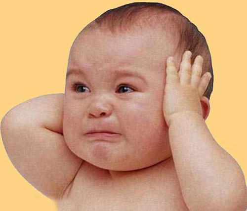 Lúc này, bạn nên chú ý quan sát để phát hiện xem bé có bị tổn thương gì không để can thiệp. Nếu không thể xử lý ở nhà, hãy vỗ về con rồi nhanh chóng đưa bé đến các cơ sở y tế gần nhất.