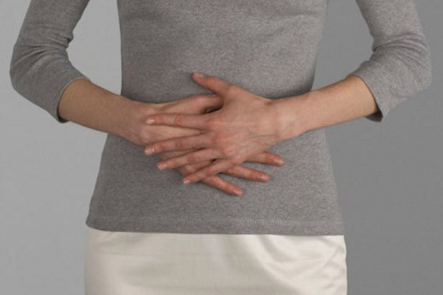 Tuy vậy, chất xơ mang lại nhiều lợi ích cho cơ thể. Đầu tiên, chất xơ giữ được nước, giúp cho quá trình vận chuyển chất thải diễn ra dễ dàng hơn trong ruột già, nên chống táo bón và trĩ.