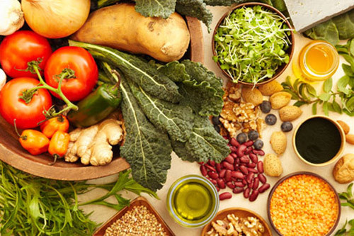 Để bổ sung lượng chất xơ cần thiết, bạn nên ưu tiên lựa chọn ngô, cần tây, cà rốt, chuối, đậu Hà Lan, súp lơ xanh, táo, cam, lê, đậu, đậu lăng, quả bơ và các loại ngũ cốc nguyên hạt để chế biến các bữa ăn trong ngày.