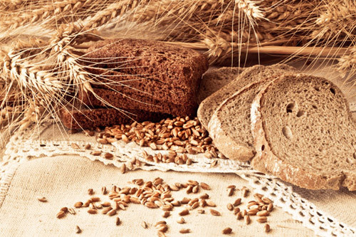 Chất xơ thuộc loại carbohydrate phức tạp không thể tiêu hóa là một trong những điều nên biết về chất xơ. Trong khi cơ thể dễ dàng chuyển hóa carbs thành glucose, cung cấp năng lượng cần thiết cho các hoạt động thì chất xơ lại thuộc nhóm carbohydrate phức tạp cơ thể không thể tiêu hóa được. Do vậy, chúng sẽ được đẩy ra ngoài dưới dạng chất thải.