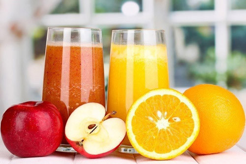 Lưu ý, nên ăn trái cây thay vì thưởng thức các loại nước ép từ chúng để nhận được nguồn chất xơ có lợi. Trung bình một quả táo chứa chừng 3,75gam chất xơ. Dùng 3 – 4 quả táo để ép lấy nước đồng nghĩa với việc bạn bỏ lỡ 12 – 15gam chất xơ.