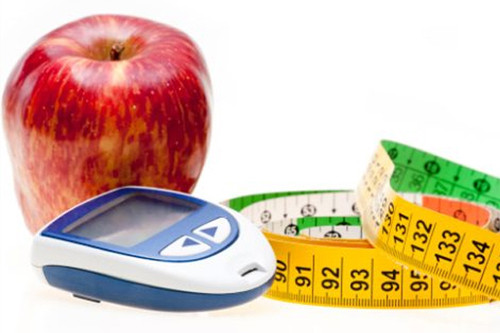 Khi đi vào cơ thể, chất xơ cũng dễ dàng phát huy tác dụng làm giảm cholesterol xấu trong máu. Cụ thể, cơ thể tổng hợp muối mật tại gan bằng nguyên liệu là cholesterol và đổ vào ruột non qua ống mật chủ. Tại ruột chất xơ hút nước sẽ nở ra và giữ muối mật trong các lớp nhầy rồi đẩy theo phân ra ngoài do đó làm giảm sự hấp thu lại muối mật. Đặc biệt hơn chất xơ còn có tác dụng làm giảm cholesterol có hại (LDL) và tăng cholesterol có lợi (HDL).