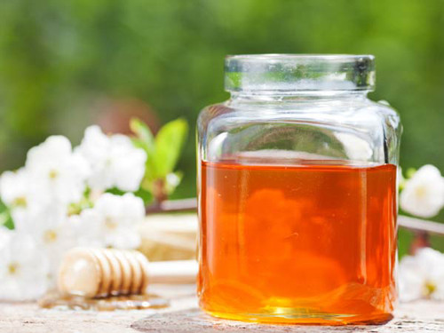 Mật ong. Cùng với bột yến mạch, mật ong được coi là phương thuốc tuyệt vời cho người muốn bỏ thuốc lá. Chính lượng vitamin, enzyme và protein tự nhiên trong mật ong giúp bạn từ bỏ thuốc lá dễ dàng hơn.