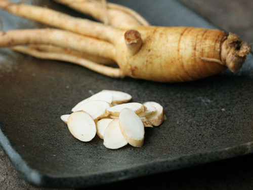 Sâm. Bổ sung 1 muỗng cà phê bột sâm vào bữa sáng sẽ giúp bạn giảm cảm giác thèm hút thuốc. Làm được điều này là nhờ các chất trong nhân sâm giúp ngăn chặn quá trình tiết dopamine, một trong những thành phần chính có trong nicotin.