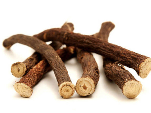 Cam thảo. Nhai một lát cam thảo sẽ giúp người hút không còn nhớ đến cảm giác được phì phèo điếu thuốc. Đặc biệt, không chỉ hỗ trợ cai thuốc, cam thảo còn rất tốt cho hệ tiêu hóa.