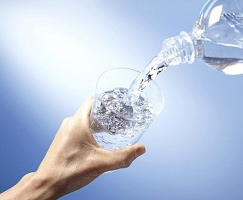 Không uống nước ngay sau khi ăn. Uống nước trong hoặc ngay sau khi ăn dễ làm loãng dịch dạ dày. Chính vì vậy, bạn nên uống chúng trước hoặc sau khi ăn chừng 1 giờ.