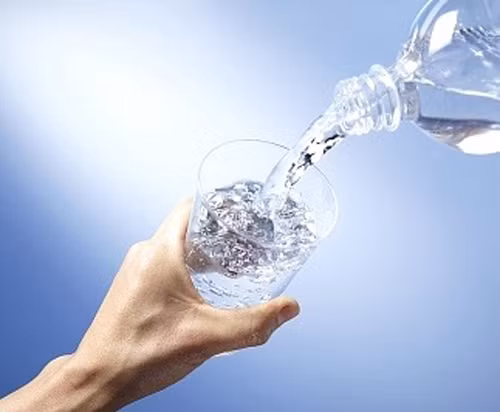 Không uống nước ngay sau khi ăn. Uống nước trong hoặc ngay sau khi ăn dễ làm loãng dịch dạ dày. Chính vì vậy, bạn nên uống chúng trước hoặc sau khi ăn chừng 1 giờ.