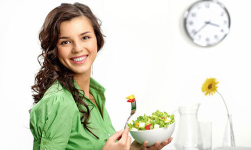 Hạn chế uống nước trong, ngay trước bữa ăn hoặc ngay sau khi ăn. Nếu như 1 ly nước trước bữa ăn mang lại tác dụng giảm cân thì việc uống nước ngay trước, trong và sau bữa ăn lại làm loãng dịch tiêu hóa. Điều này khiến cơ thể không thể tiêu hóa lượng thức ăn đưa vào cơ thể hiệu quả nhất.