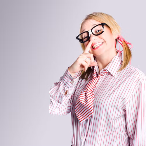 Ngoáy, ăn rỉ mũi. Hầu hết các bậc cha mẹ đều không chấp nhận thói quen ngoáy và ăn rỉ mũi của con cái vì nghĩ việc làm này vô cùng mất vệ sinh. Vậy nhưng bác sĩ chuyên về phổi Friedrich Bischinger lại cho rằng thưởng thức rỉ mũi của chính mình có tác dụng tăng cường hệ miễn dịch. Rỉ mũi cũng dễ dàng được tiêu hóa khi đi vào dạ dày.