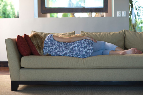 Ngủ nướng. Bạn cảm thấy tội lỗi khi ngủ nướng vào cuối tuần nhưng các chuyên gia khuyên không cần làm thế. Bởi vì một nghiên cứu đã chỉ ra ngủ nướng có thể giúp bạn sống lâu hơn vì nó tăng cường trí nhớ và giảm stress, trong khi ngủ không đủ giấc sẽ dẫn đến các nguy cơ như bệnh tim, tăng cân...