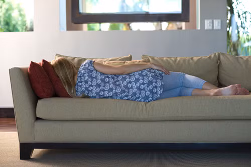 Ngủ nướng. Bạn cảm thấy tội lỗi khi ngủ nướng vào cuối tuần nhưng các chuyên gia khuyên không cần làm thế. Bởi vì một nghiên cứu đã chỉ ra ngủ nướng có thể giúp bạn sống lâu hơn vì nó tăng cường trí nhớ và giảm stress, trong khi ngủ không đủ giấc sẽ dẫn đến các nguy cơ như bệnh tim, tăng cân...