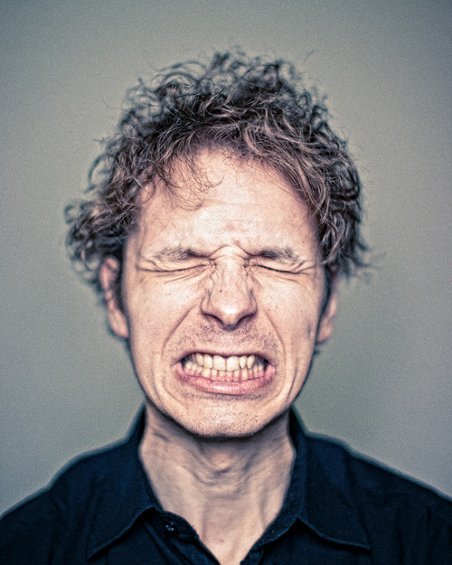 Chửi thề. Chửi thề không giúp bạn to lớn hay thông minh... nhưng một nghiên cứu đã chứng minh trong một số trường hợp nó thực sự tốt. Ví dụ theo nghiên cứu của Đại học East Anglia (Anh), chửi thề ở nơi làm việc giúp các nhân viên giảm được căng thẳng, thấu hiểu nhau và duy trì đoàn kết. Trong khi đó một nghiên cứu khác của Đại học Keele (Anh) phát hiện chửi thề có thể giảm nhẹ sự đau đớn được một lúc.