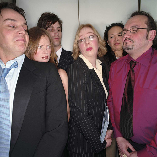 Lười tắm. Quên tắm cả tháng trời dễ khiến cơ thể bốc mùi khủng khiếp. Dù vậy, những người tắm rửa quá thường xuyên cũng không tốt chút nào bởi quá trình này có thể khiến lớp vi khuẩn tốt trên da bị gội sạch. Nguy hiểm hơn, lớp dầu mỏng trên da có tác dụng làm mềm da, ngăn ngừa bệnh tật cũng có thể bị loại bỏ khi tắm.