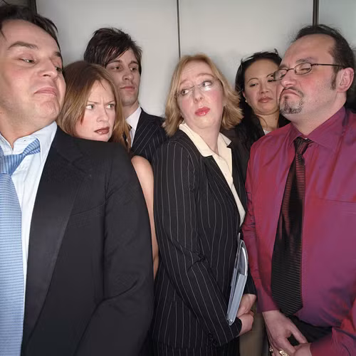 Lười tắm. Quên tắm cả tháng trời dễ khiến cơ thể bốc mùi khủng khiếp. Dù vậy, những người tắm rửa quá thường xuyên cũng không tốt chút nào bởi quá trình này có thể khiến lớp vi khuẩn tốt trên da bị gội sạch. Nguy hiểm hơn, lớp dầu mỏng trên da có tác dụng làm mềm da, ngăn ngừa bệnh tật cũng có thể bị loại bỏ khi tắm.