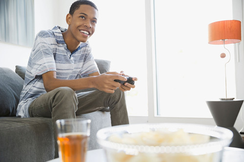 Chơi game. Nghiền game nhiều giờ có hại cho sức khỏe tổng thể. Tuy nhiên với trẻ thực hiện hóa trị ung thư thì “cày” game có thể khiến đỡ đau hơn nên các em không phải phụ thuộc quá nhiều vào thuốc giảm đau.