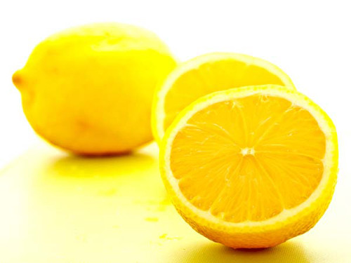 Chanh. Chanh là loại thực phẩm có hàm lượng vitamin C cao, axit citric có tác dụng làm tăng sự trao đổi chất cho cơ thể để quá trình thải chất nicotine được nhanh hơn. Hơn nữa, chanh còn có hiệu quả giảm căng thẳng để bạn có thể tránh hút thuốc.