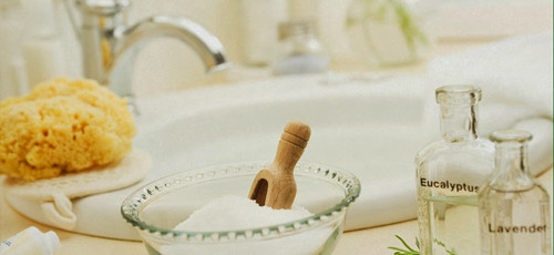 Ngăn ngừa bệnh trĩ. Tắm muối epsom cũng rất tốt cho người thường xuyên bị táo bón, bệnh trĩ. Bằng cách kết hợp với nước ấm, các chất chống viêm sẽ mang lại tác dụng thư giãn cơ vòng hậu môn, khiến khu vực trực tràng cảm thấy tốt hơn nhiều.