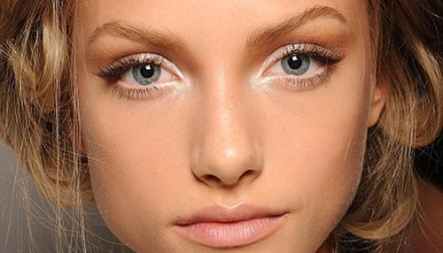 Trang điểm. Sau đêm mất ngủ, mắt thường xuất hiện quầng thâm, gương mặt trở nên tiều tụy. Thay vì xuất hiện trong bộ dạng thiếu sức sống, bạn nên dành thời gian trang điểm nhẹ, son môi màu sáng và tìm cách che phần quầng thâm trên mắt.