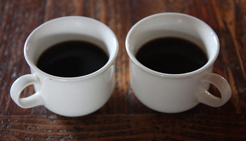 Uống cà phê. Một tách cà phê sẽ khiến bạn cảm thấy tỉnh táo hơn để giải quyết các vấn đề tại nơi làm việc. Tuy nhiên, không nên uống quá 2 ly lúc này để nhận được lợi ích tối đa, tránh cảm giác nôn nao, bồn chồn, lo lắng do uống cà phê quá nhiều.