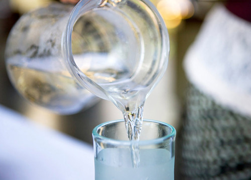 Uống nhiều nước. Cung cấp lượng nước phù hợp rất quan trọng để đảm bảo cơ thể vận động một cách bình thường. Điều này càng quan trọng hơn khi bạn cảm thấy mệt mỏi. Ngoài ra, bạn có thể thêm một vài viên đá để cảm thấy tỉnh táo hơn.