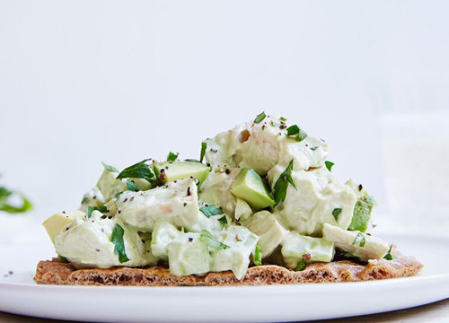 Ăn uống đầy đủ. Sau một đêm mất ngủ, nạp đầy năng lượng với những thực phẩm giàu dinh dưỡng rất quan trọng để cung cấp đủ năng lượng cho cơ thể thực hiện các hoạt động trong ngày.