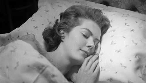 Không ngủ bù. Nhiều người tự thưởng cho mình một đêm ngủ bù thỏa thích sau đêm mất ngủ song điều này không tốt chút nào. Việc duy trì giấc ngủ quá lâu không chỉ ảnh hưởng đến giờ sinh học cơ thể mà còn khiến bạn cảm thấy uể oải, mệt mỏi vào ngày hôm sau.