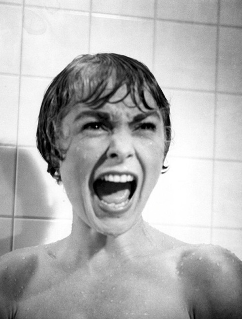 Tắm nước mát. Nếu là mùa hè, bạn nên dập tắt cơn buồn ngủ bằng cách tắm và gội đầu dưới vòi nước lạnh. Bằng cách này, bạn sẽ giúp cơ thể luôn sạch sẽ suốt ngày dài đồng thời tăng cường lưu thông máu.