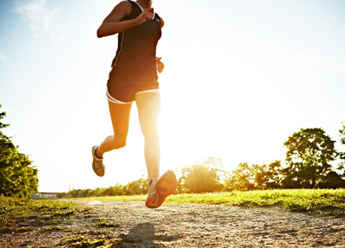 Tập thể dục. Dù cơ thể đang rất mệt mỏi thì bạn cũng nên dành thời gian để tập thể dục. Những động tác này góp phần thúc đẩy tuần hoàn máu để bắt đầu ngày mới đầy năng động.