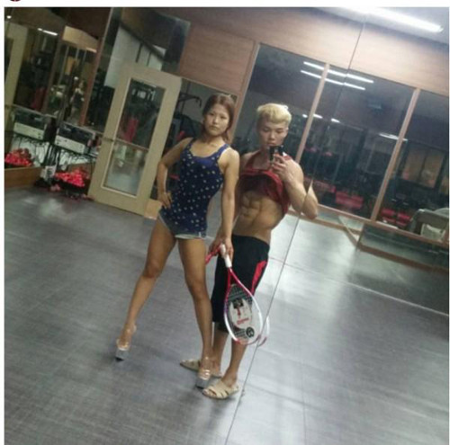 Hai chồng vô cùng hạnh phúc với thành quả đạt được. Họ chia sẻ hình ảnh ấn tượng trên trang mạng xã hội cá nhân, thu hút hơn 9.000 người quan tâm. Cơ thể chuẩn không cần chỉnh với đường cong hút mắt của vợ và cơ bụng 6 múi của chồng nhanh chóng trở thành động lực cho hàng ngàn người có ý định giảm cân an toàn.