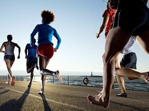 Thực tế cấu tạo bạn chân chứa các dây thần kinh tiếp nhận thông tin đưa lên não bộ để cơ thể đưa ra phản hồi thích hợp. Chính vì điều này, Martin tin rằng đi chân đất sẽ kích thích cơ bắp và đạt hiệu quả tập luyện cao hơn nhiều.