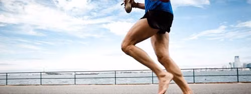 Bên cạnh đó, bỏ giày ra có thể khiến bạn chạy nhanh, nhảy cao và nâng được một vật có trọng lượng lớn hơn nhiều”.