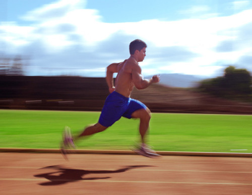 Để chân trần để thực hiện các động tác bài tập sprints giúp bạn chạy nhanh hơn. Tuy nhiên, để an toàn bạn cần đảm bảo không gian tập luyện được vệ sinh sạch sẽ, không xuất hiện vật sắc nhọn gây hại.