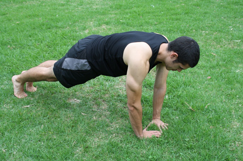 Một trong những bài tập người luyện được khuyên không nhất thiết phải đi giày là chống đẩy. Lúc này, các bàn chân sẽ được chuyển động một cách linh hoạt hơn so với việc mang giày. Các ngón chân cũng được giải phóng khỏi không gian chật chội của chiếc giày thay vào đó là diện tích sàn tập lớn hơn nhiều. Một trong những lợi ích khác của việc đi chân trần chống đẩy là bạn có thể nhào người, giữ thăng bằng dễ dàng.