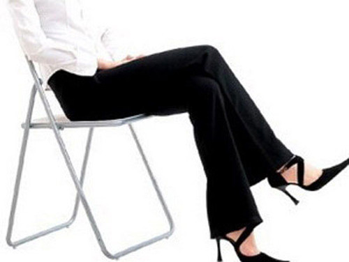 Theo Bộ Y tế và Dịch vụ Nhân sinh Mỹ, di truyền, tiếp xúc với ánh nắng mặt trời và thời gian đứng lâu là nguyên nhân chính của chứng bệnh.